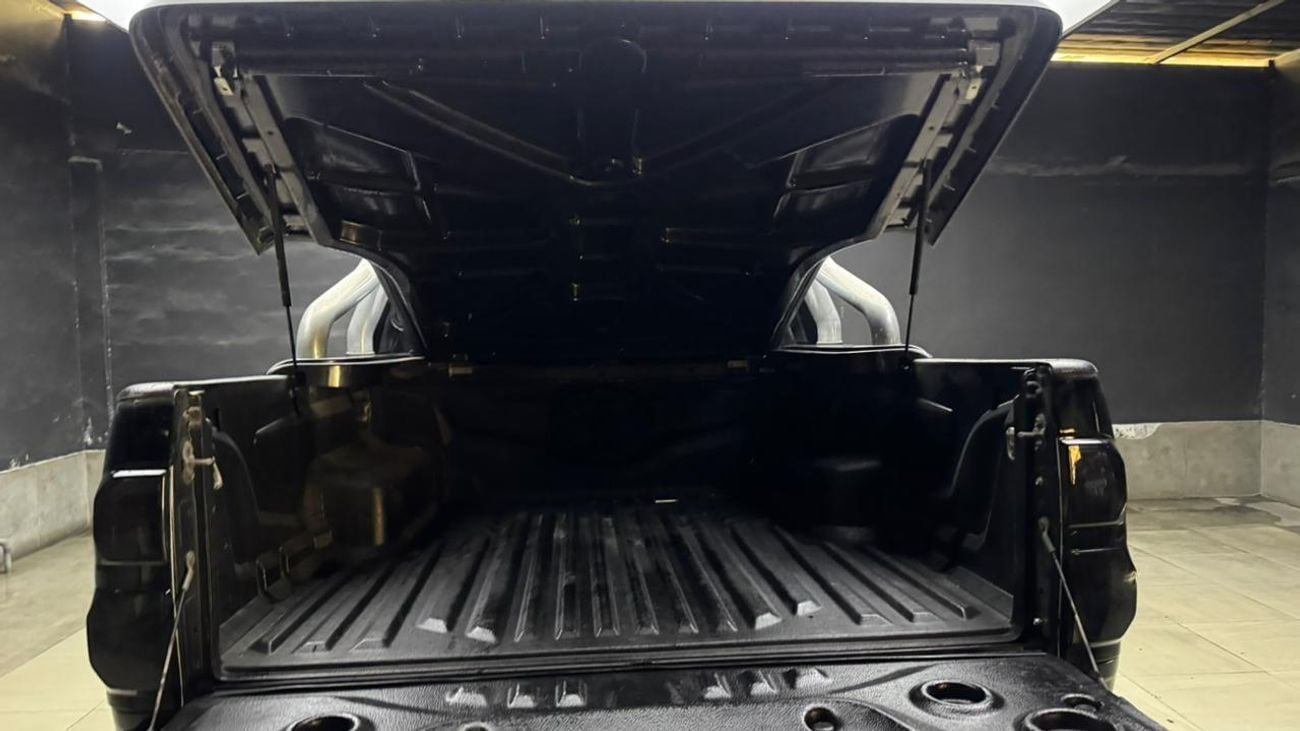 Toyota Hilux DL Diesel Engine 3000 CC ,Automatic Gear ,2015 Model ,Only For Export Available