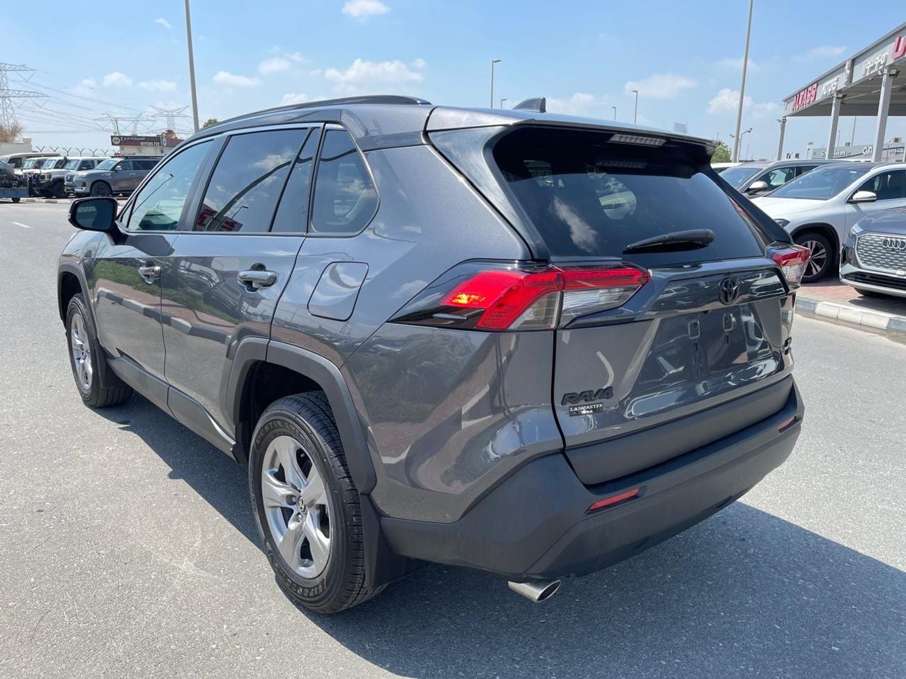 تويوتا راف ٤ Left Hand Petrol ,2.5 liter ,Only For Export