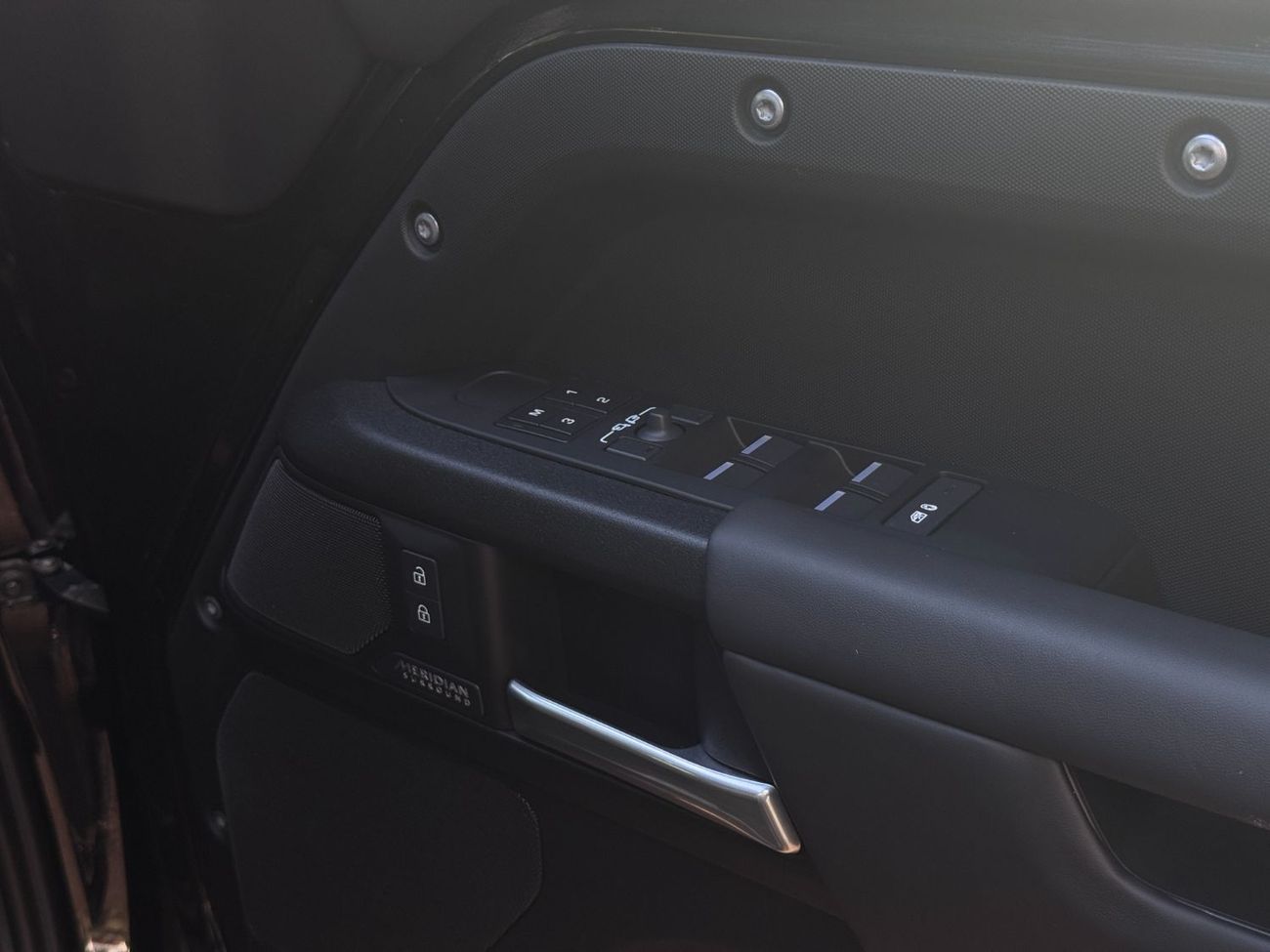 لاند روفر ديفندر 110 X P425 5.0L V8 IN RIGHT HAND DRIVE