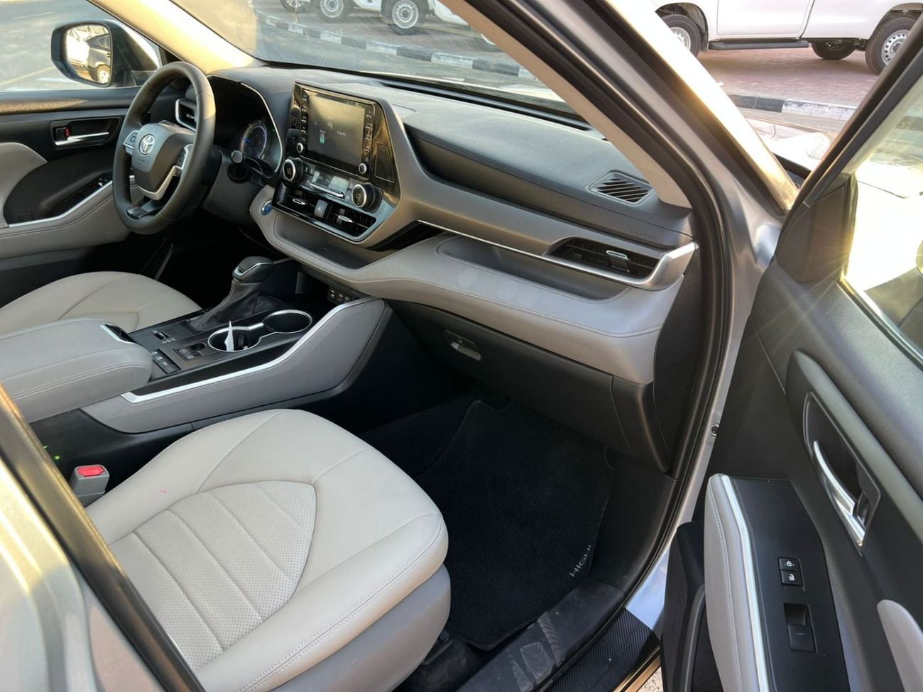 Toyota Highlander 2022 Toyota Highlander Hybrid GLE Full Option Gcc -2.5L V4 - Rear Camera & Sensor - Leather Seat - S