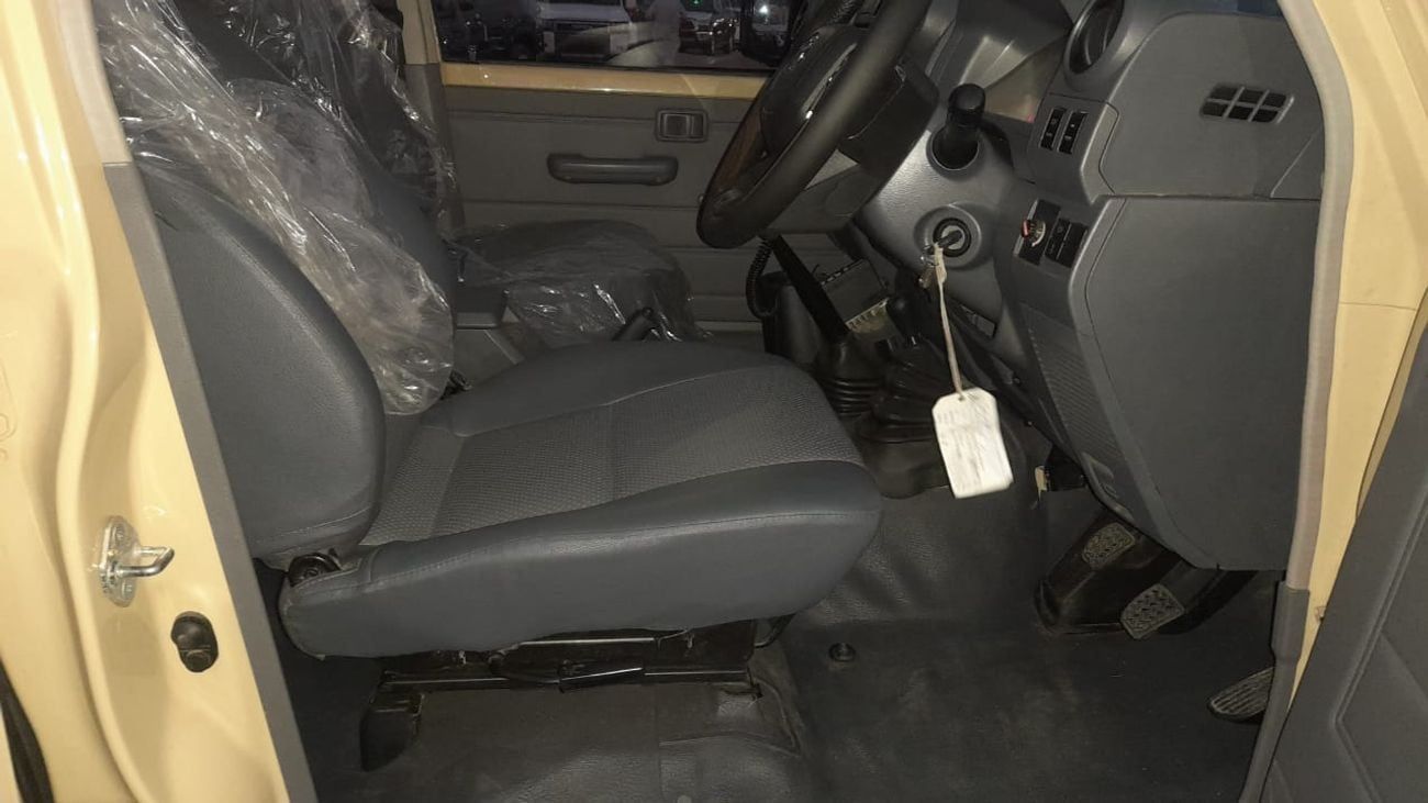 تويوتا لاند كروزر بيك آب V8 MANUAL RHD