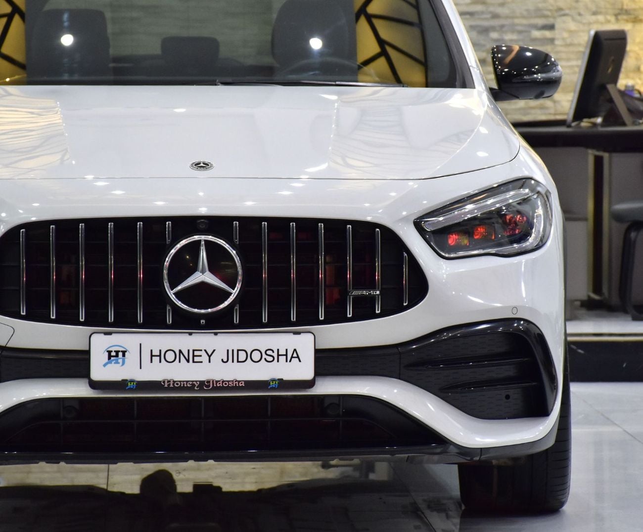 مرسيدس بنز GLA 35 AMG 4MATIC عرض ممتاز لسيارة مرسيدس بنز GLA35 AMG (موديل 2022) باللون الأبيض بمواصفات خليجية