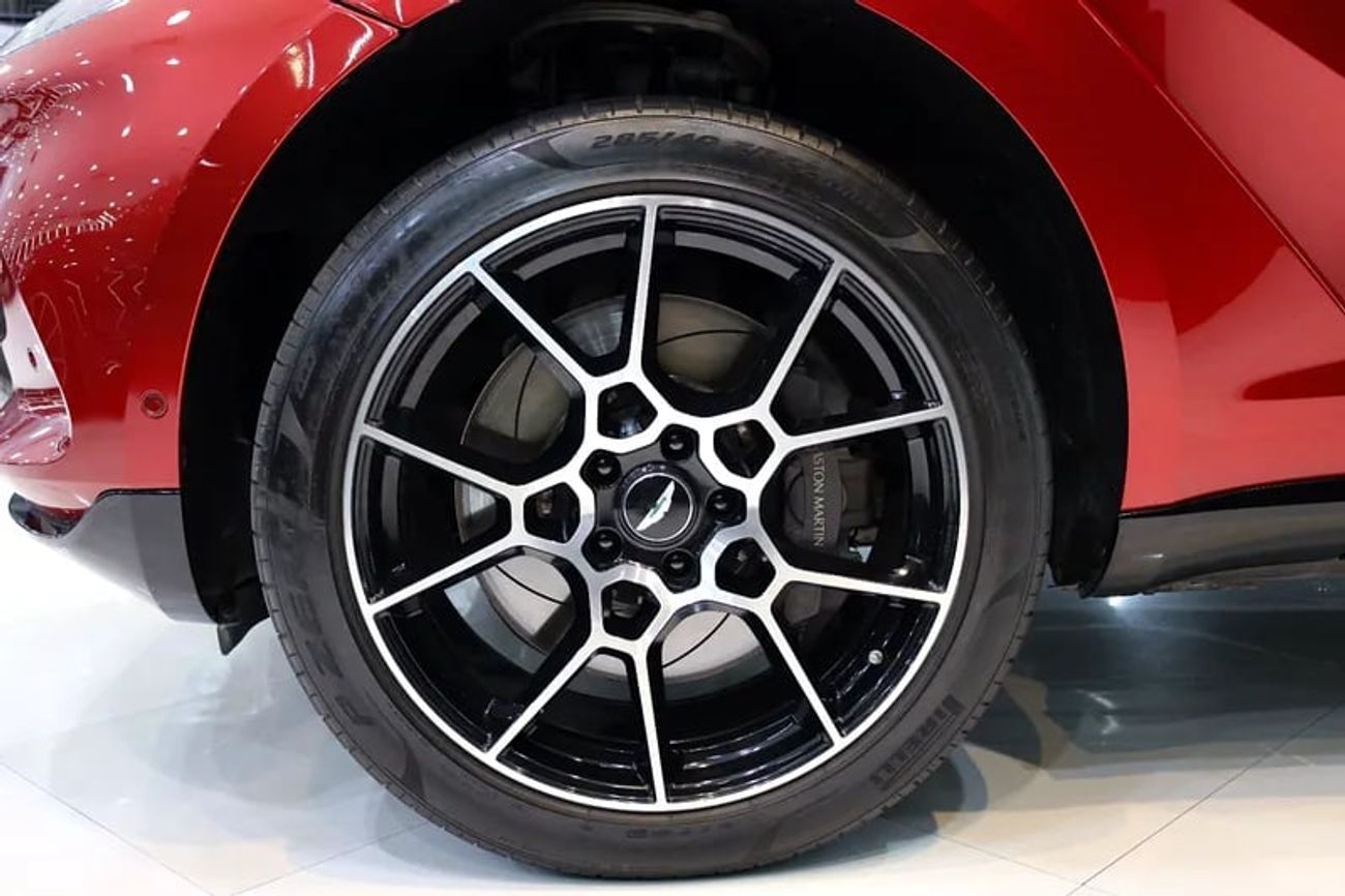 أستون مارتن DBX 550