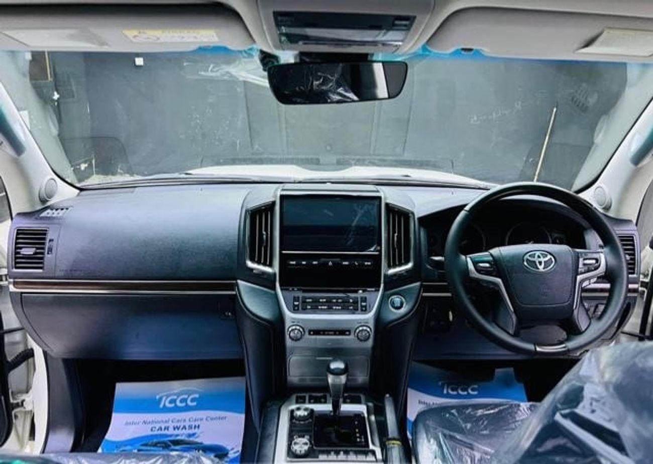 تويوتا لاند كروزر Sahara 2016 Model RHD Diesel Engine Full Option Facelift to LC300 2024 Very Clean And Perfect