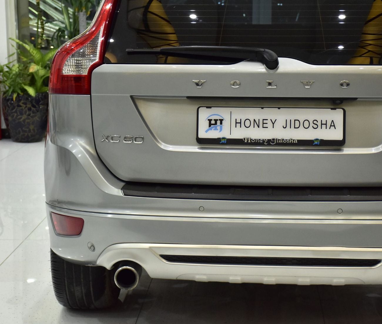 فولفو XC 60 EXCELLENT DEAL for our Volvo T6 AWD R-Design ( 2010 Model ) in Silver Color GCC Specs