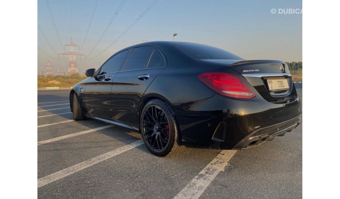 مرسيدس بنز C 63 AMG سياره نظيفه جدا بحاله ممتازه صبغة وكاله