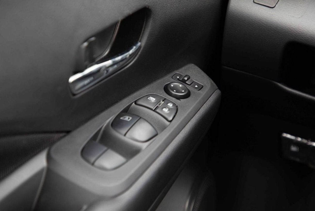 Nissan Kicks 2024 Nissan Kicks 1.6 SV - Silver inside Black | Export Only