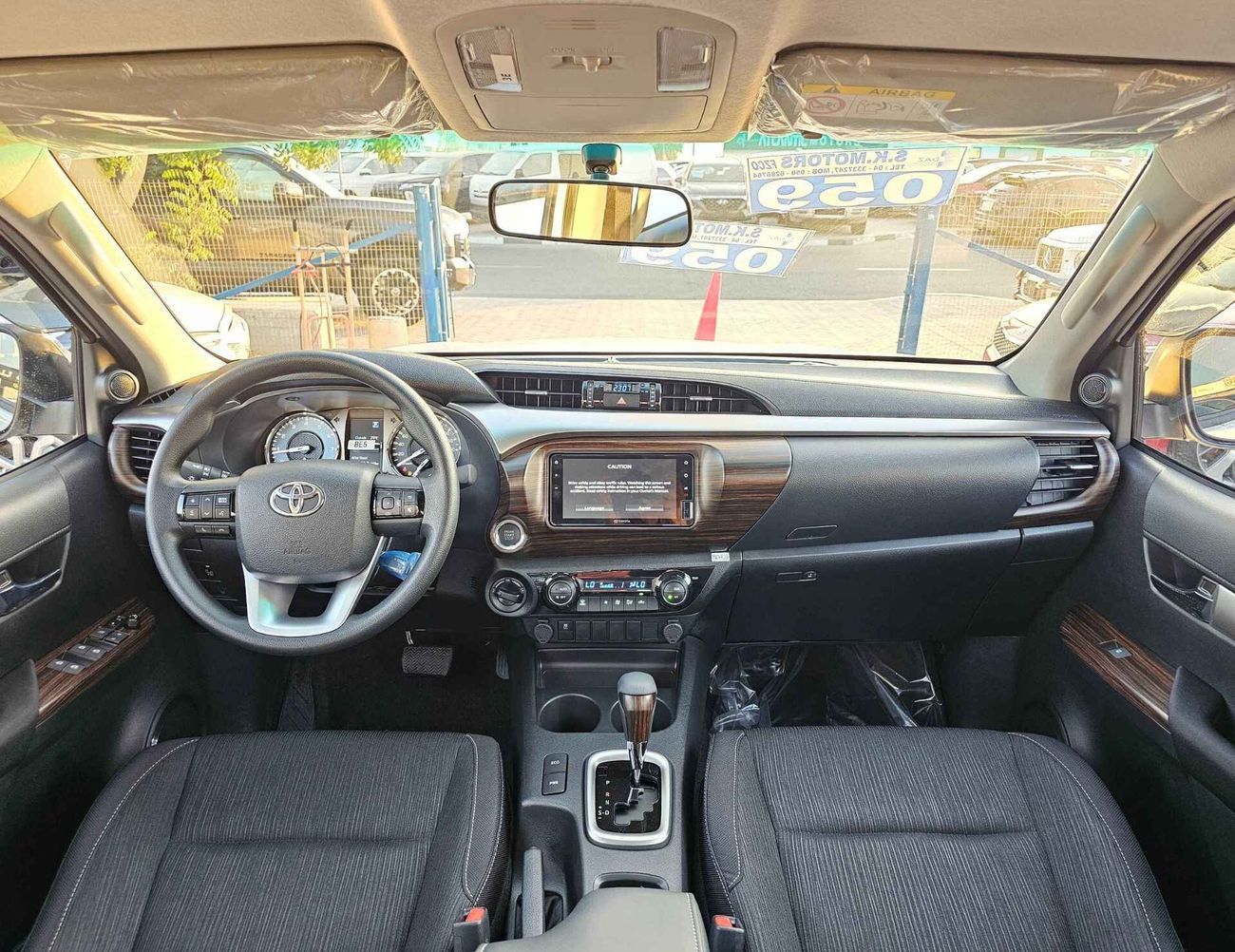 تويوتا هيلوكس SR5 | 2.7L V4 PETROL | A/T | PUSH START | WOODEN PANEL | 4WD (C0DE # 69008)