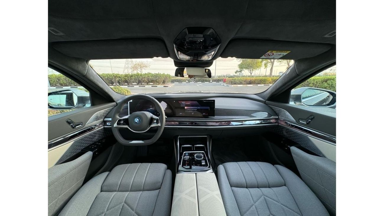 BMW i7 GCC SPEC UNDER WARRANTY AND SERVICE CONTRACT