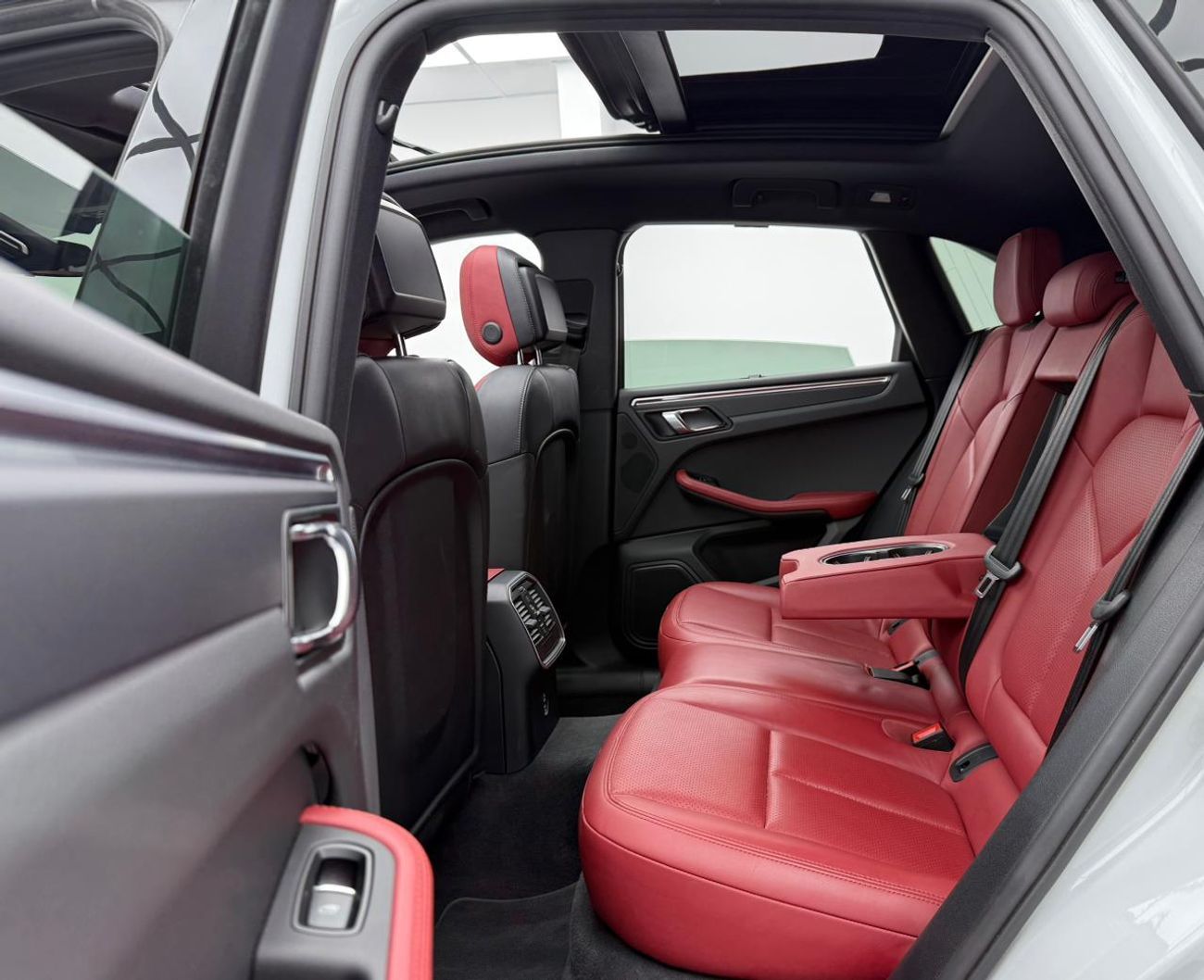 بورش ماكان Std 2.0L (252 HP) 2021 Porsche Macan, Warranty, Full Porsche Service History, Sport Chrono Package,