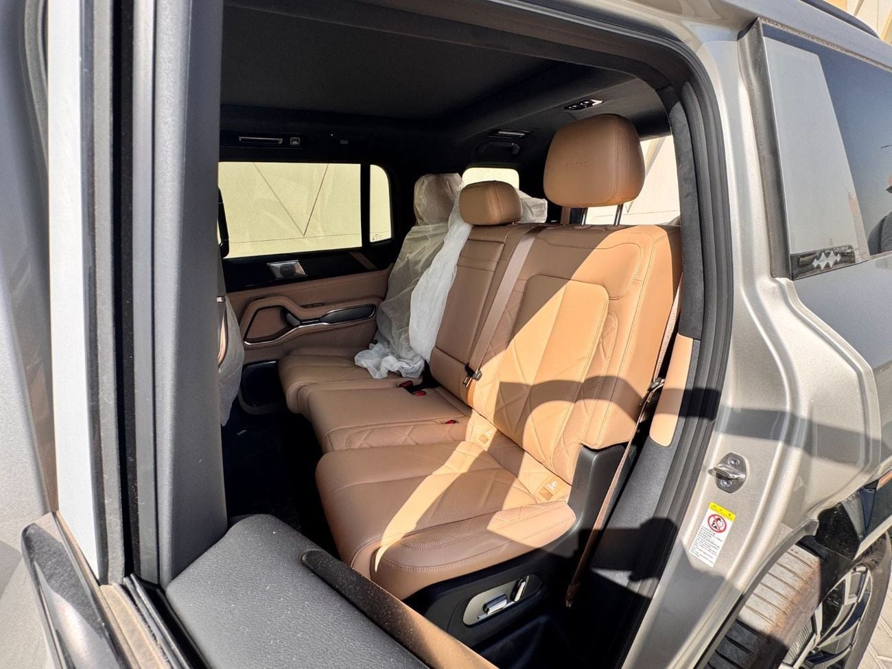 BYD Leopard 8 DELUX (NGCC) Smart and Brave Flagship Edition (7 Seats) - Electric Side Step -  2025 Brand New (Expo