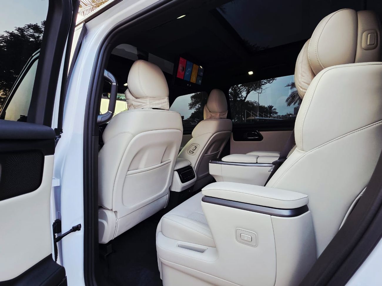 ROX 01 ROX 01 VIP GCC UNDER WARRANTY WITH SERVICE CONTRACT 1.5T 1500CC 18000 KELOMETER 6 SEATS HYBRID