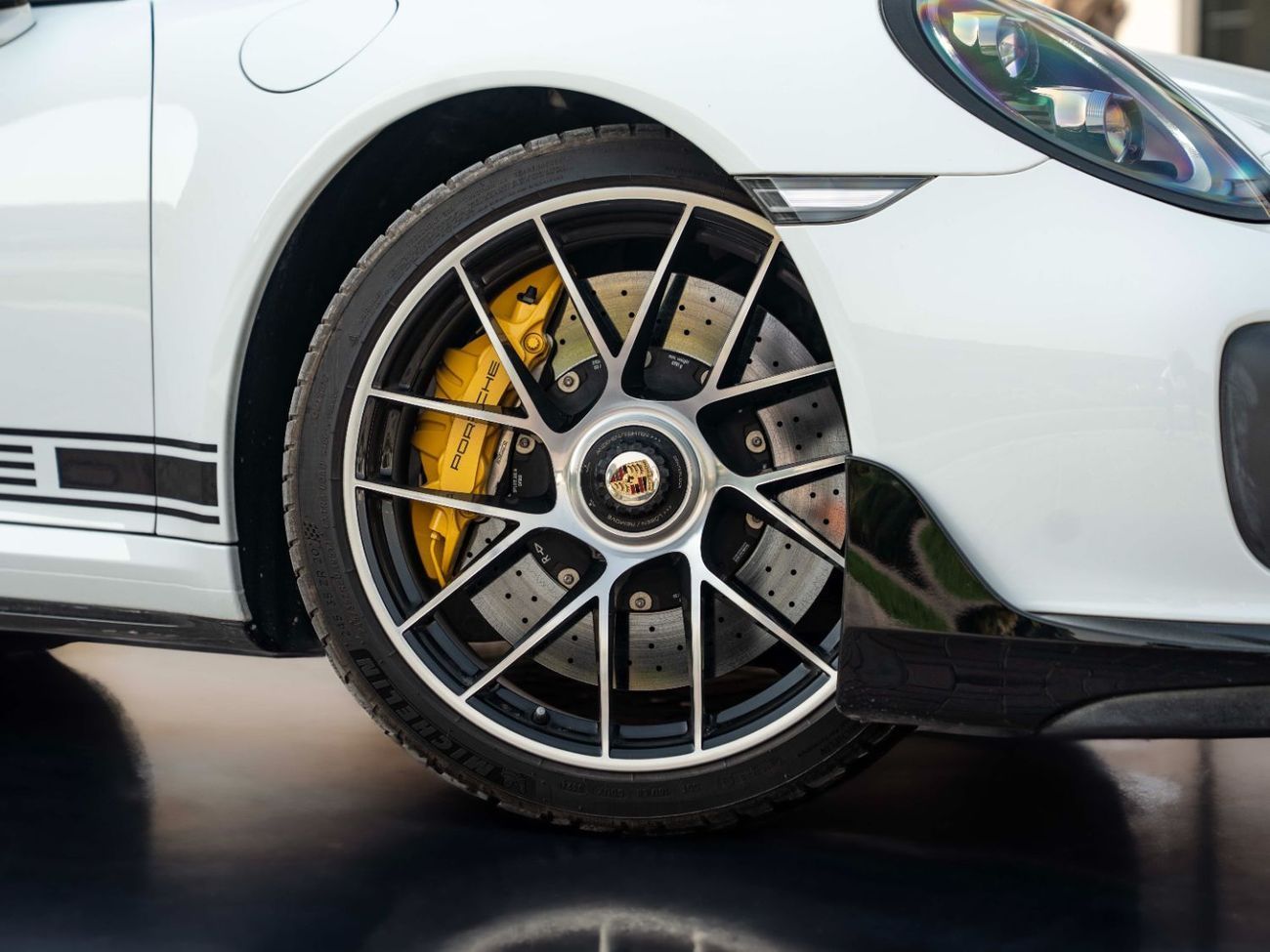Porsche 911 Turbo S 3.8L (530 HP) Coupe