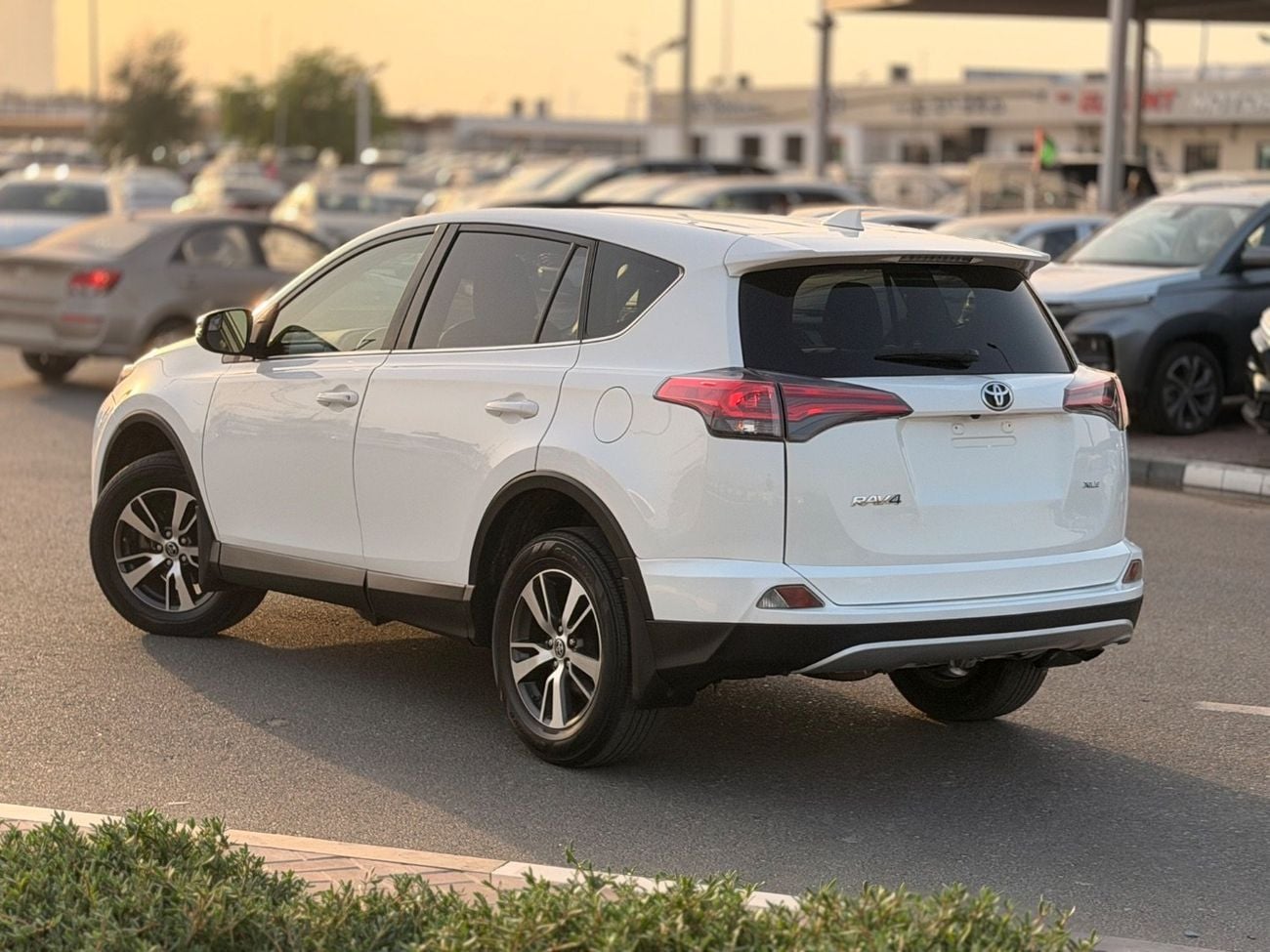 Toyota RAV4 XLE 2.5L / Sunroof, leather seats 2018 morel full option