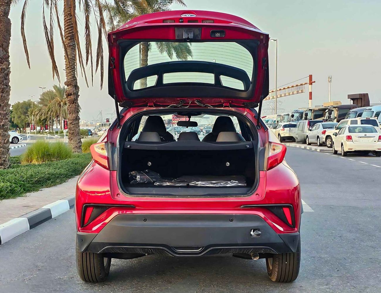 Toyota CHR LUXURY / 1.8L HYBRID / PUSH START / LEATHER SEATS / FULL OPTION (CODE# 68017)