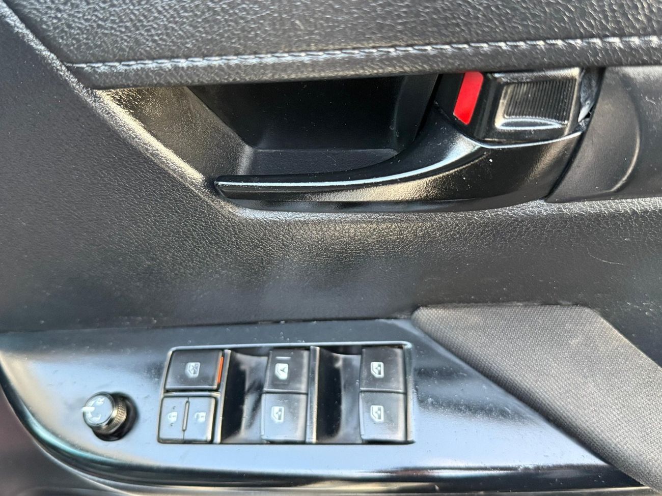 تويوتا هيلوكس SR Right Hand Drive