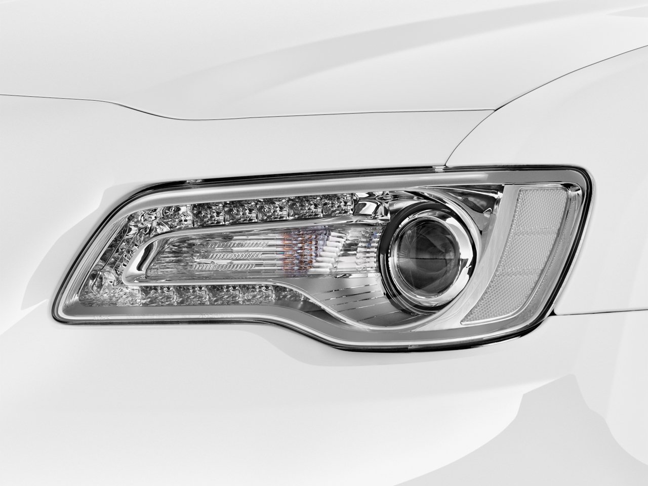 Chrysler 300 exterior - Headlight