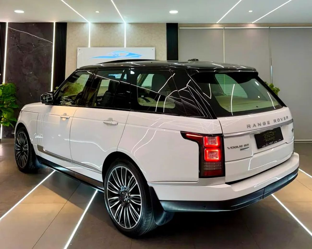 Land Rover Range Rover Supercharged 5.0L SUPERCHARGED VOGUE V8 || GCC II FULLY LOADED || AMAZING || VERY NEAT || LOW MILEAG