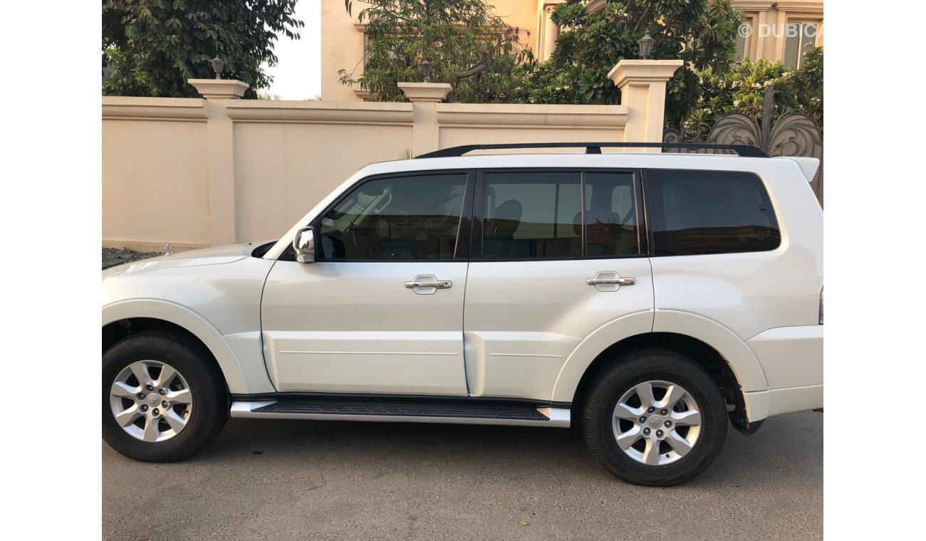 ميتسوبيشي باجيرو White, Full Option, less than 2 years, low mileage