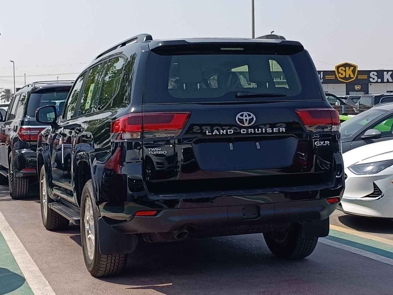 تويوتا لاند كروزر GXR TWIN TURBO / 3.5L PETROL A/T / SUNROOF / DVD+CAMERA / REAR PARKING SENSOR (CODE # LC35GXRM)