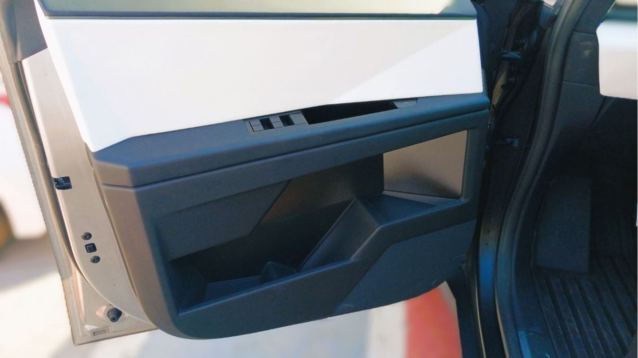 تسلا سايبرتراك Tesla Cybertruck Foundation Series electric pickup truck 2024YM