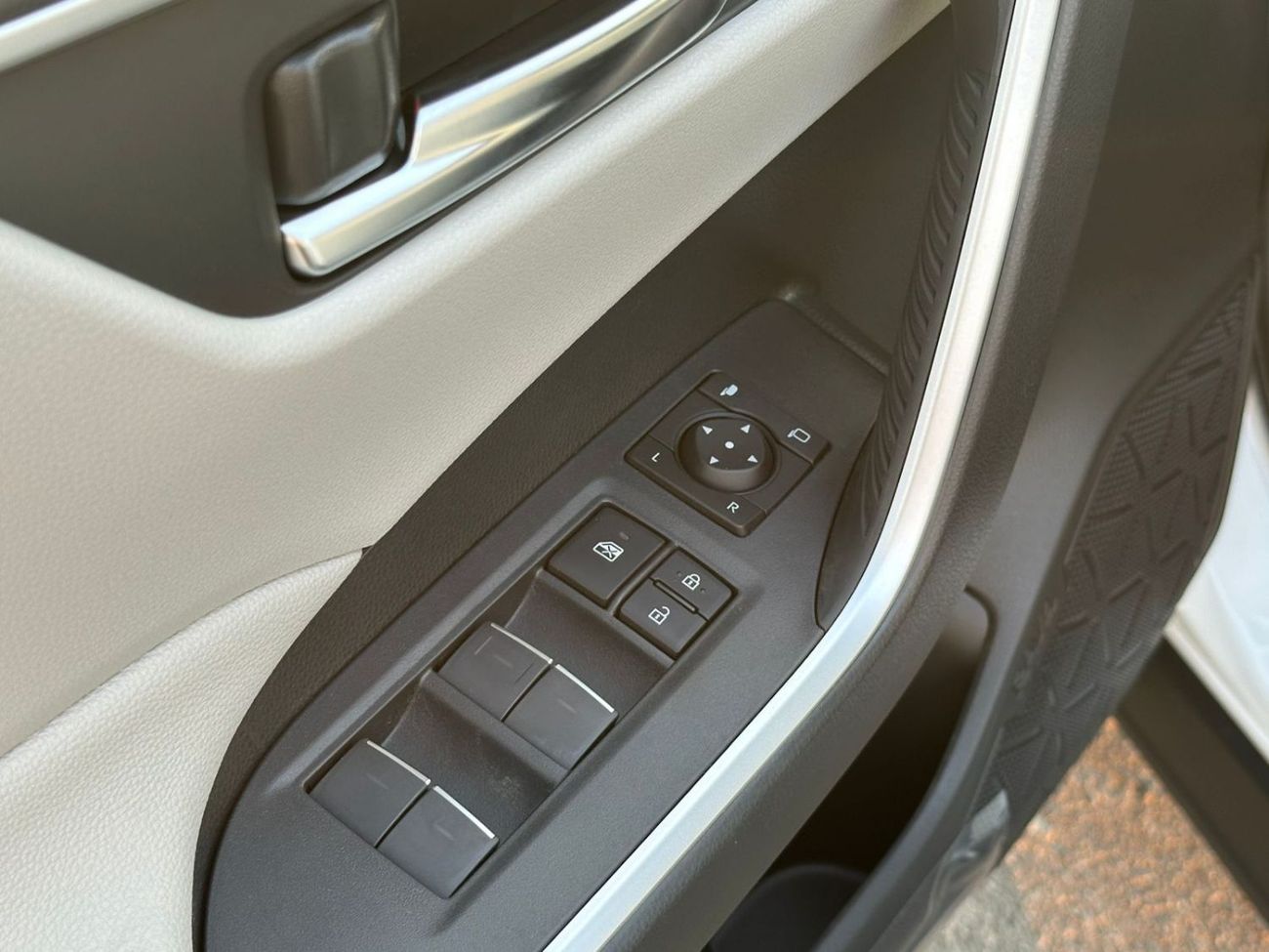 تويوتا راف ٤ 2.5L Adventure, Leather Seat, Panoramic Roof, wireless Charger, Electric Back Door, Model 2025