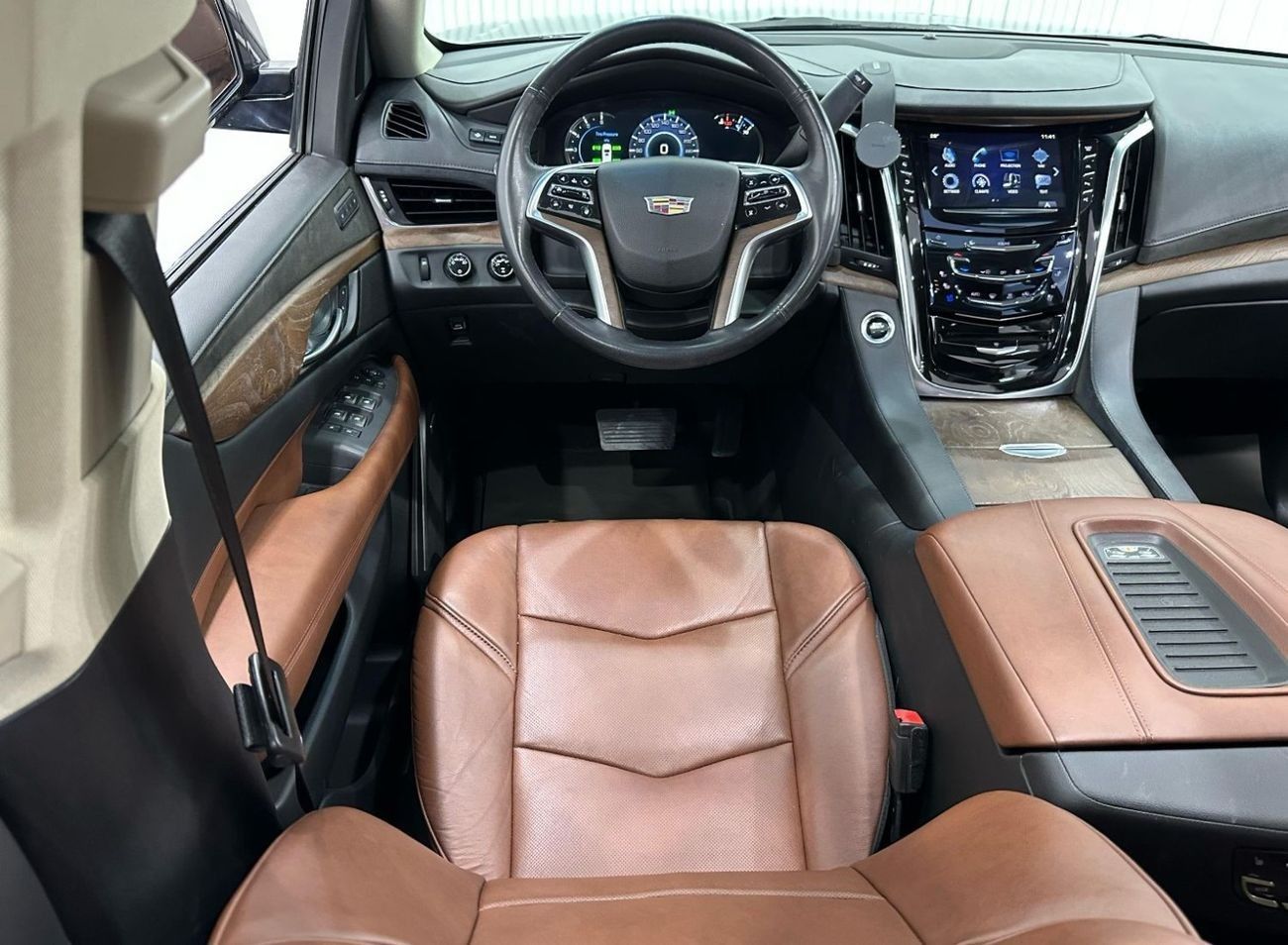 كاديلاك إسكالاد Std 6.2L 2019 Cadillac Escalade, 6.2 V8 4WD, 420bhp, 10 Auto Speed Gearbox. AED 199,000 or AED 3,117