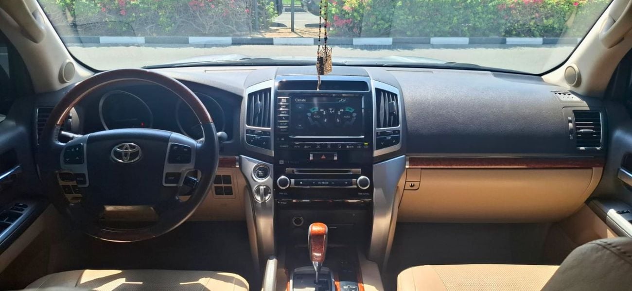 Toyota Land Cruiser VXR TOYOTA LANDCRUSIER VXR 5.7 L 2014 GCC TOYOTA LANDCRUSIER VXR 5.7 L  MODEL 2014  GCC SPECS  FULL OPTI