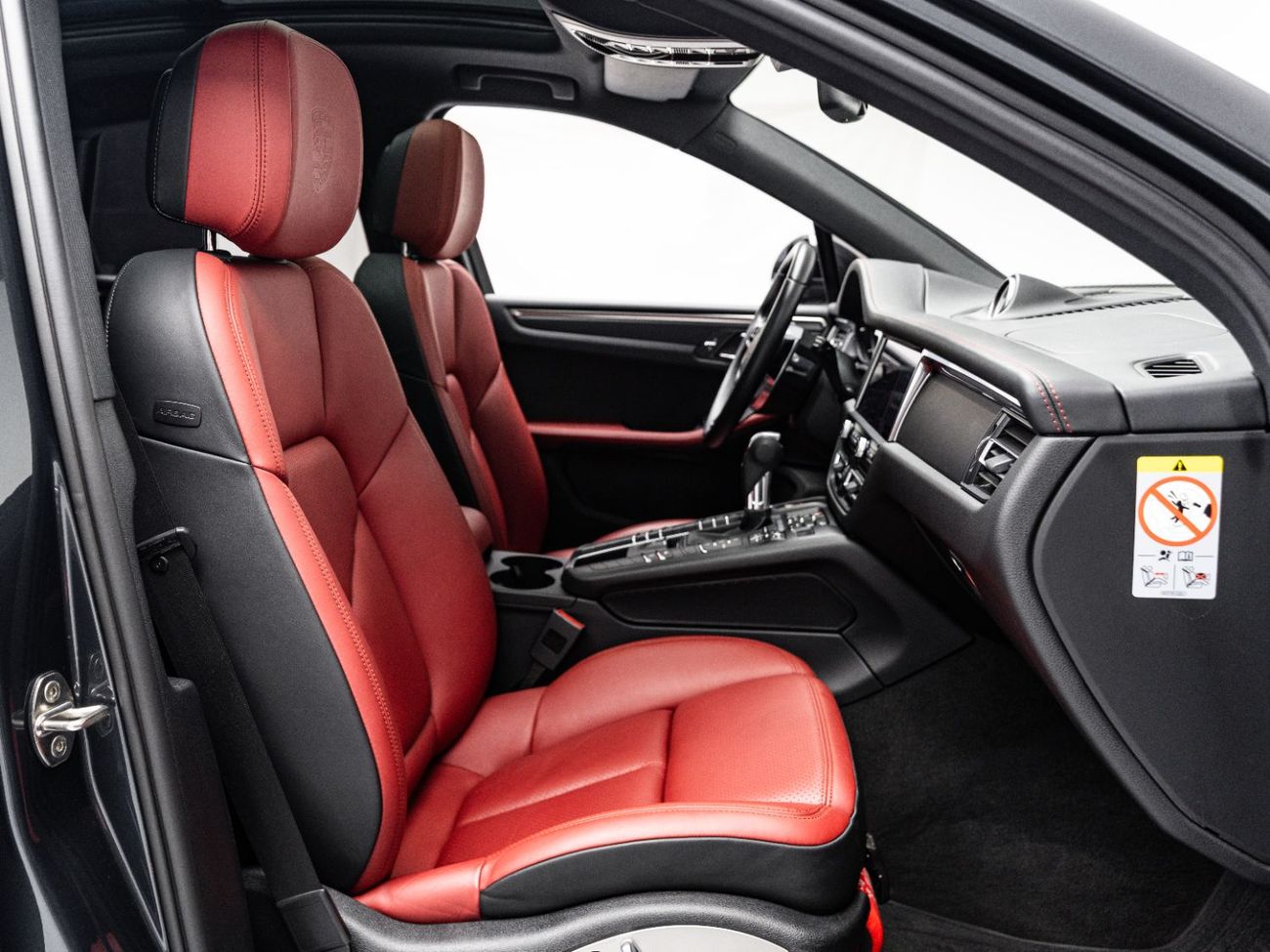 Porsche Macan Std 2.0L (252 HP) 2021 Porsche Macan, 1 Year Blackline Warranty, Full Service History, Low KMs, GCC