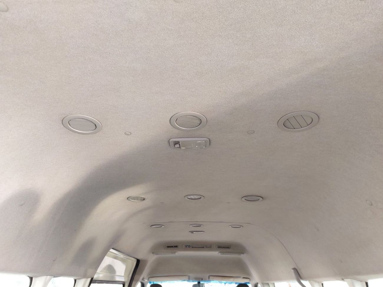 Toyota Hiace TOYOTA HIACE COMMUTER VAN RHD 2017 MODEL 3.0 L DIESEL AUTOMATIC(PM31641)