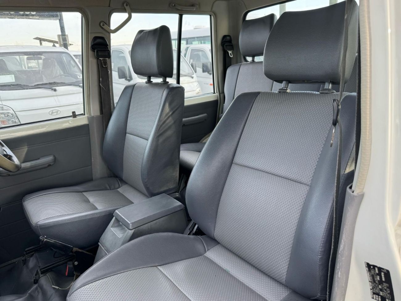 تويوتا لاند كروزر بيك آب Diesel ,Right Hand Drive ,4 Doors ,4.5 Liter ,Manual Transmission ,Power Windows