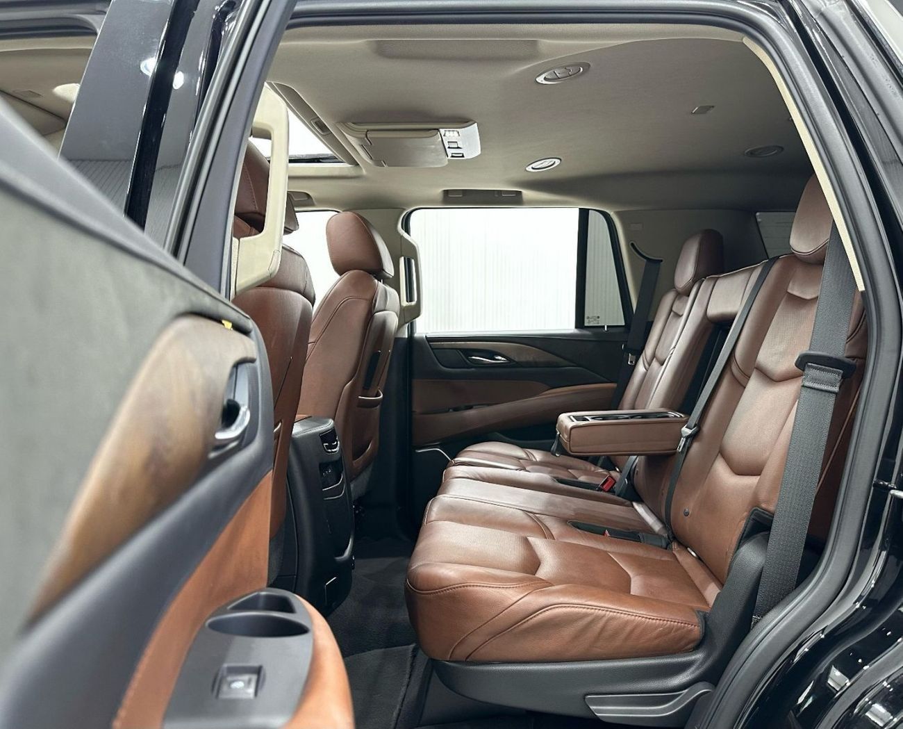 كاديلاك إسكالاد Std 6.2L 2019 Cadillac Escalade, 6.2 V8 4WD, 420bhp, 10 Auto Speed Gearbox. AED 199,000 or AED 3,117
