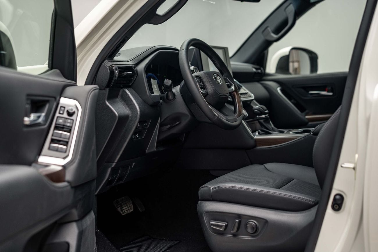 Toyota Land Cruiser GXR MID 4.0L - Platinum White Inside Black | Export Only