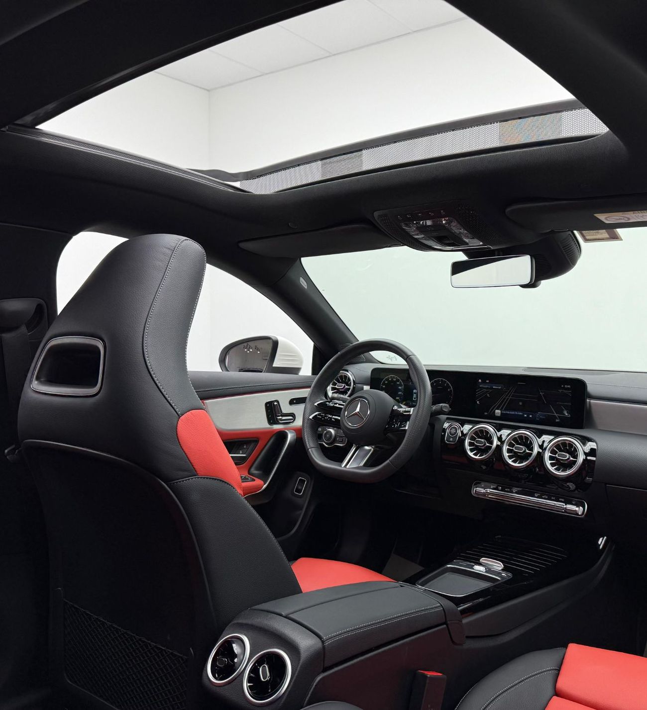 مرسيدس بنز CLA 250 4MATIC 2024 Mercedes-Benz CLA250 AMG, 2029 Mercedes Warranty + Service Pack, Very Low Km, GCC