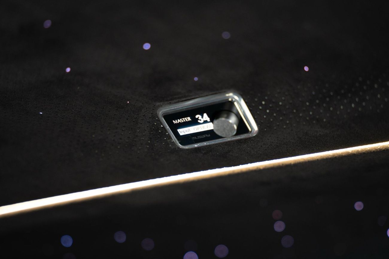 مرسيدس بنز V 300 NEW 2025 MODEL FACELIFT LUXURY EDITION MERCEDES GCC V300 with ADDITIONAL REAR AC - 2 YEARS WARRANTY