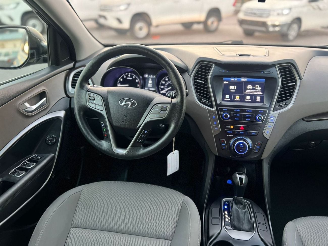 Hyundai Santa Fe STD (NON GCC) 2019 Hyundai Santa Fe - 3.3L V6 - Apple & Android Play - 7 Seater - 42000 Mileage - 41999 AED