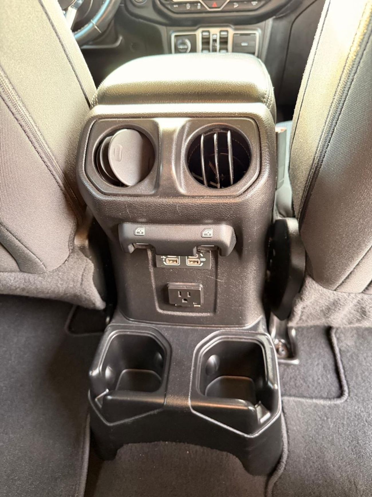 Jeep Wrangler Unlimited Sahara 2.0L A/T