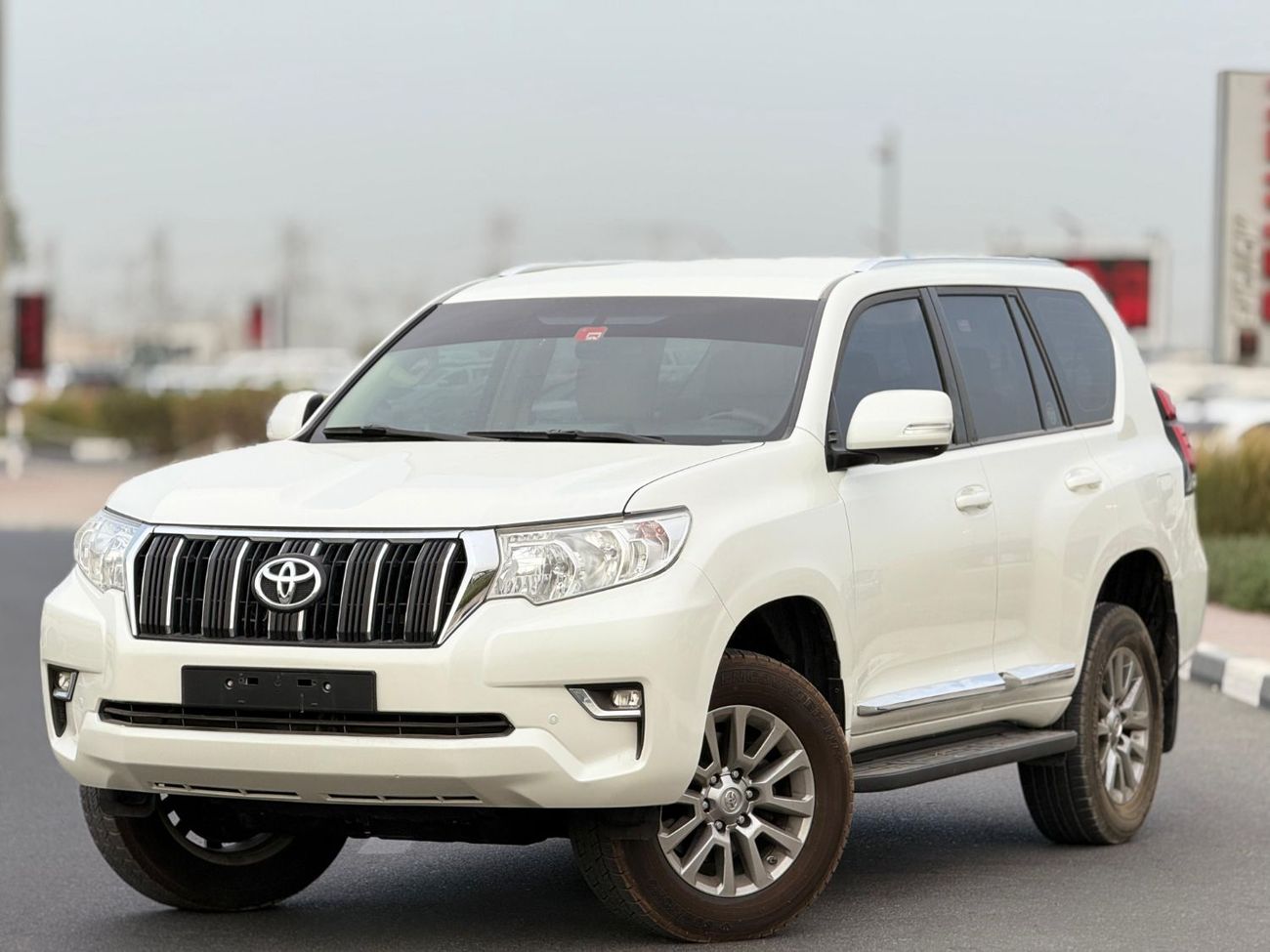 Toyota Prado Toyota Prado 2019 white 4x4 Gcc specs 6cylinders 4.0L Petro engine