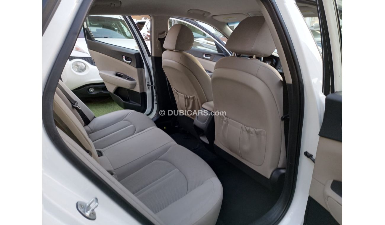 Kia Optima 2016 model, cruise control, sensor wheels, camera screen, in excellent condition, you do not need an