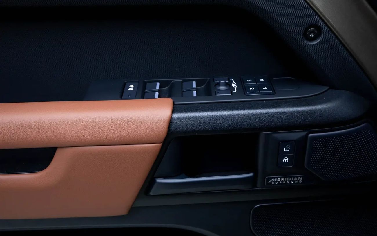 لاند روفر ديفندر 110 OCTA