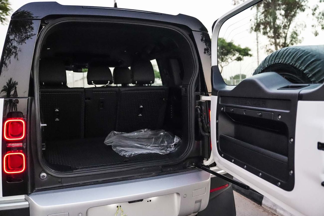 لاند روفر Defender 110 Land Rover Defender 110 D300 SE (Right Hand)