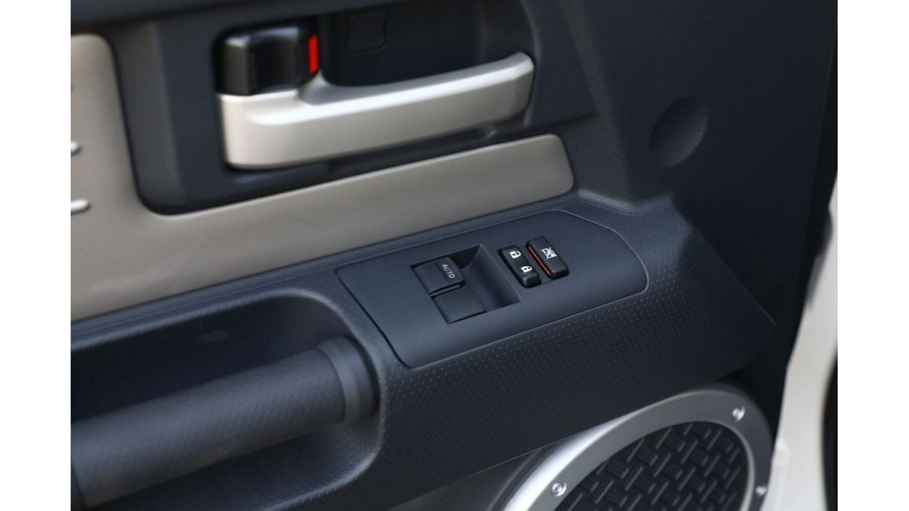 تويوتا إف جي كروزر تويوتا اف جي كروزر 4.0 جي بي ال 2023 - اسود ابيض من داخل اسود | تصدير فقط