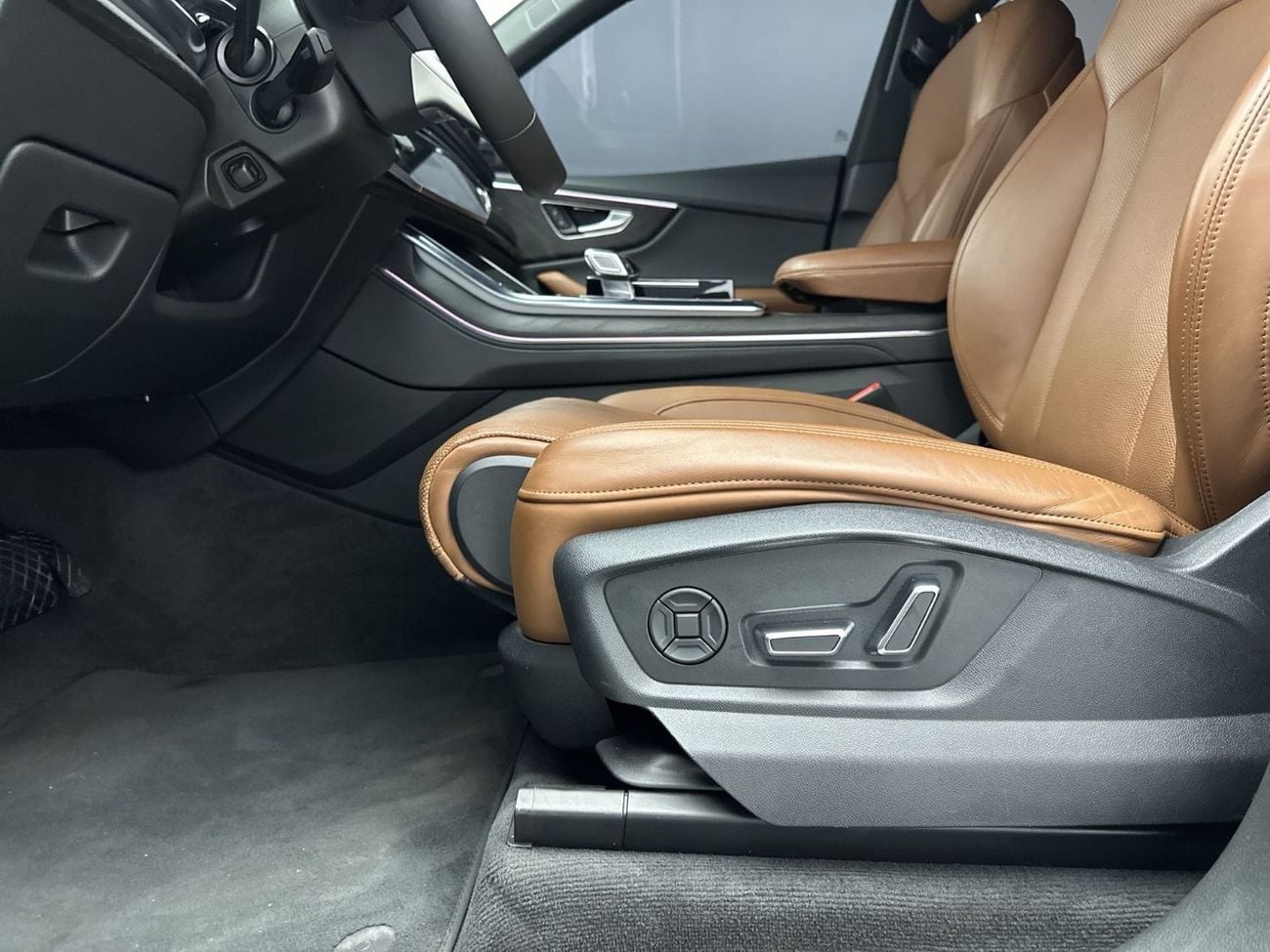 Audi Q8 55 TFSI quattro (340 HP) Luxury (Ref# 01416)