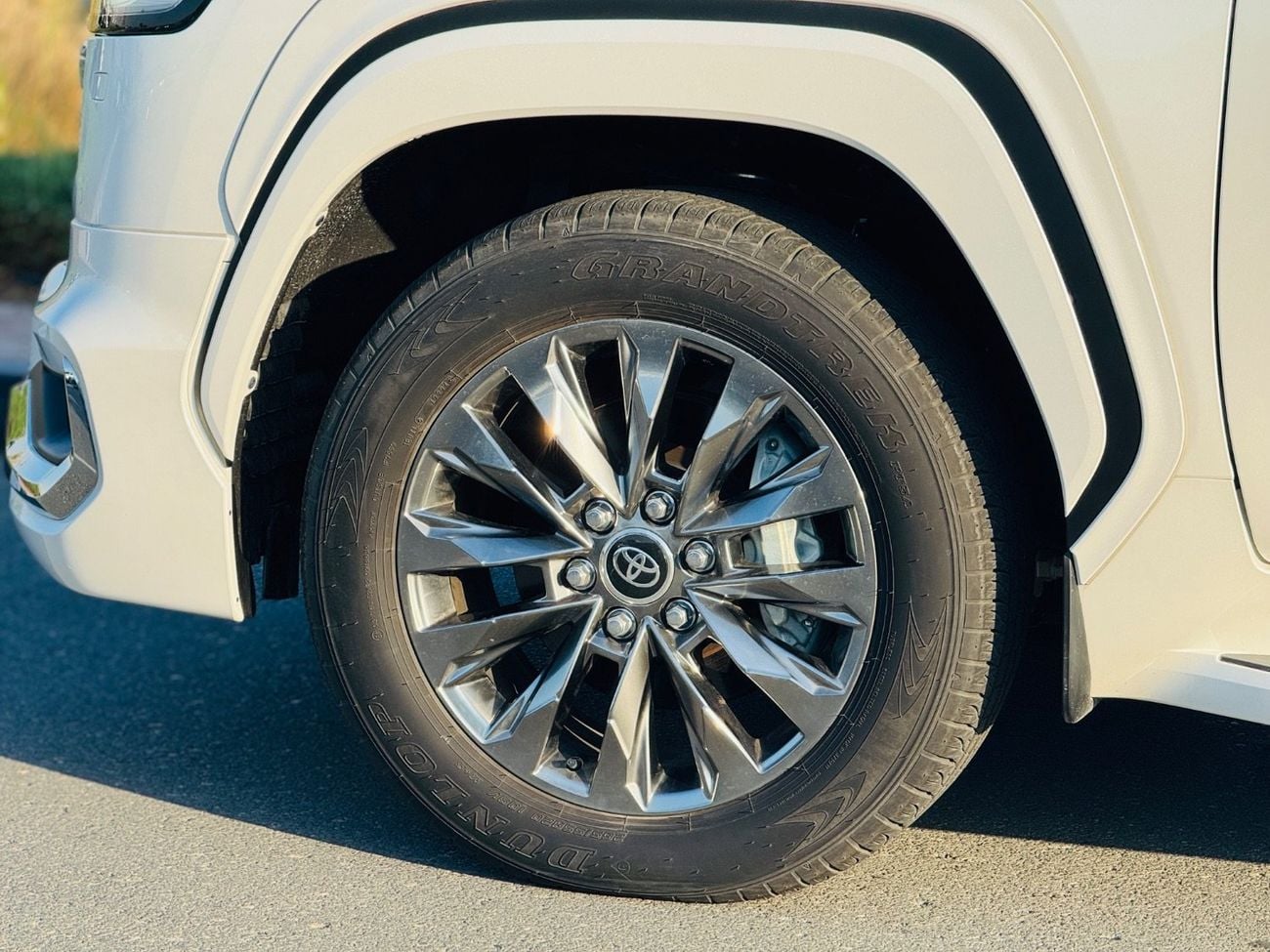 تويوتا لاند كروزر Zx top of the range white with black interior