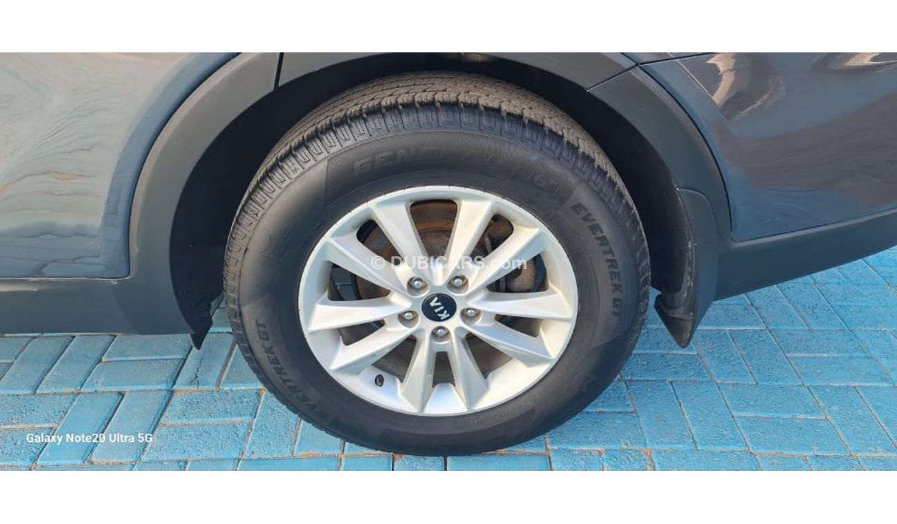 كيا سورينتو السيارة جيدة جدا ونظيفة