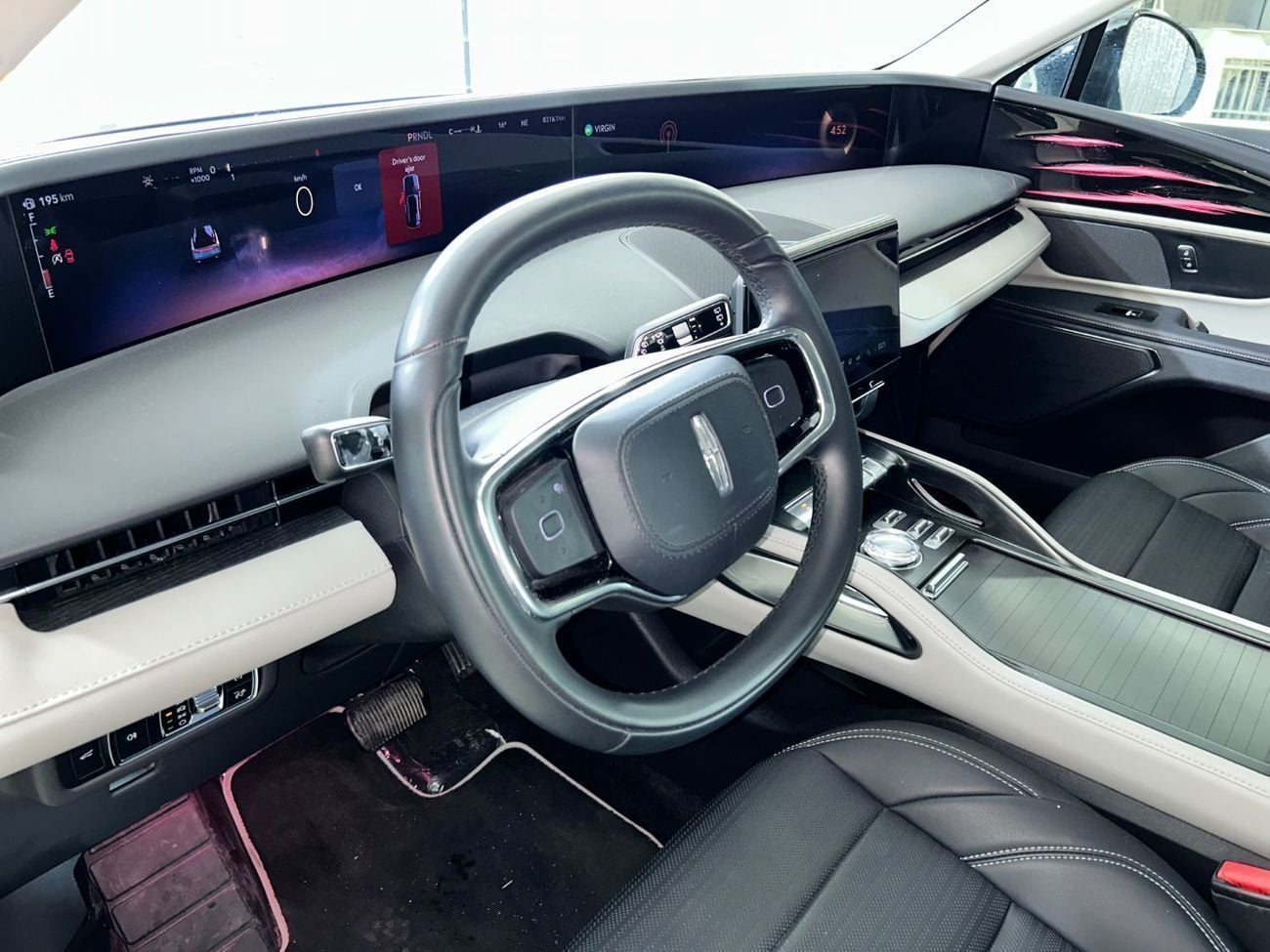 Lincoln Nautilus RESERVE I NAU325 / AL TAYER MOTORS AL QOUZ SHOWROOM