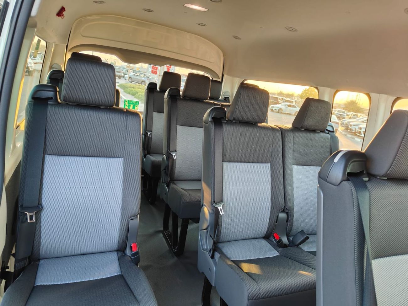 تويوتا هاياس 2026 Toyota Hiace DX 13-Seater 2.8L 4-Cyl Diesel M/T RWD (3-Point Seatbelts) Export Only