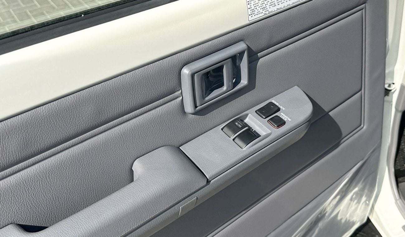 Toyota Land Cruiser 79 4.2L SC 3STR DSL 2 AIRBAG & ABS MT