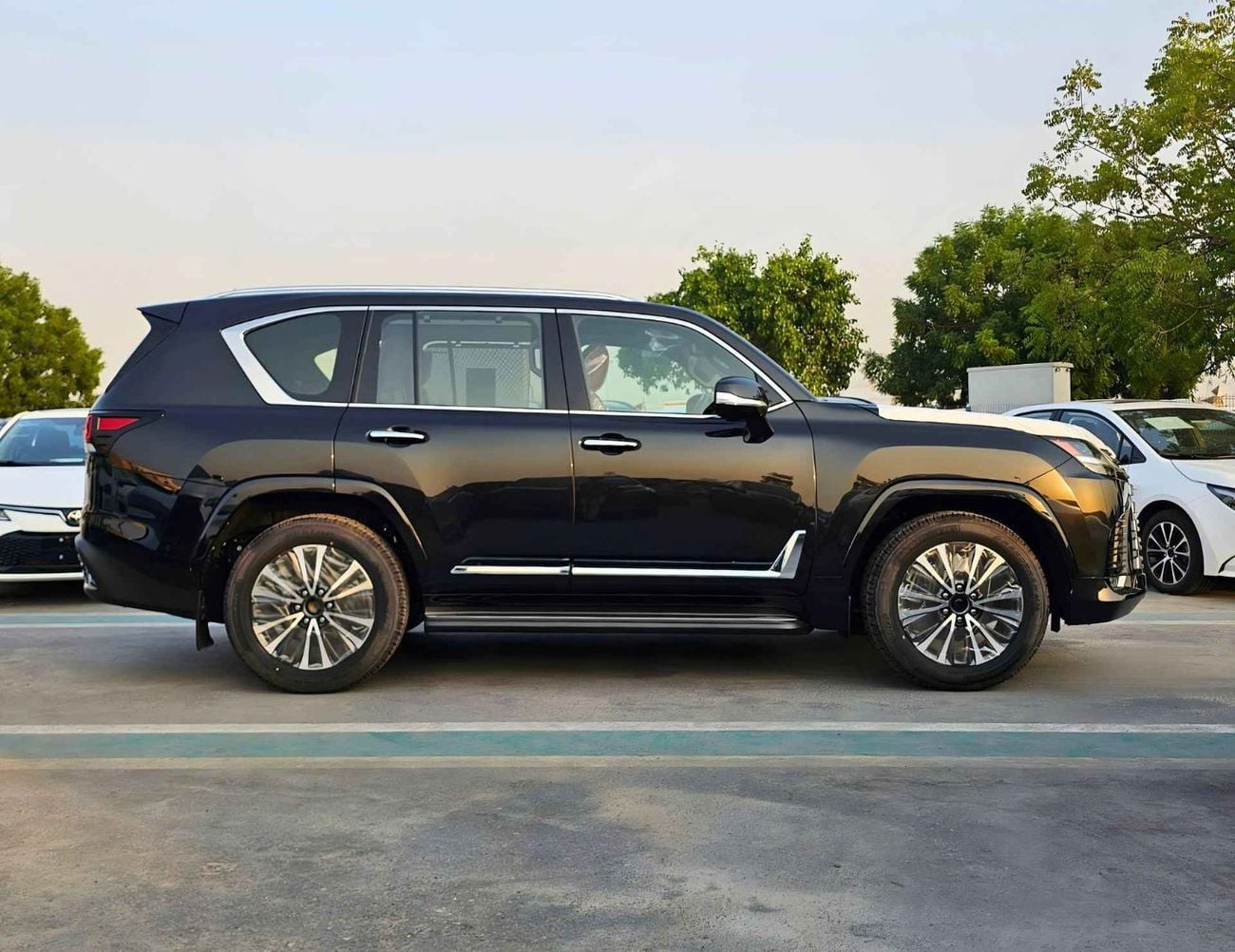 لكزس LX 700h HYBRID URBAN/3.5L PETROL/RADAR/SUNROOF/LEATHER WITH POWER SEATS/FULL OPTION (CODE # LX7HV)