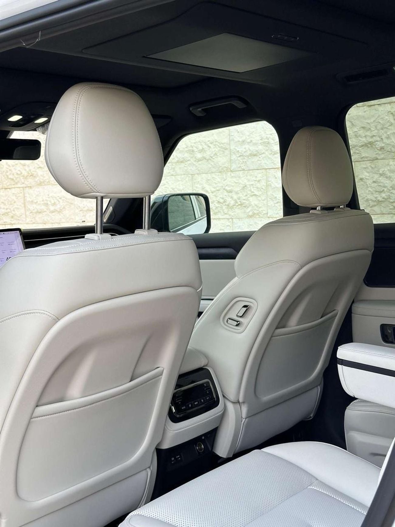 روكس 01 روكس 01 اسود من الخارج ابيض من الداخل ضمان evs